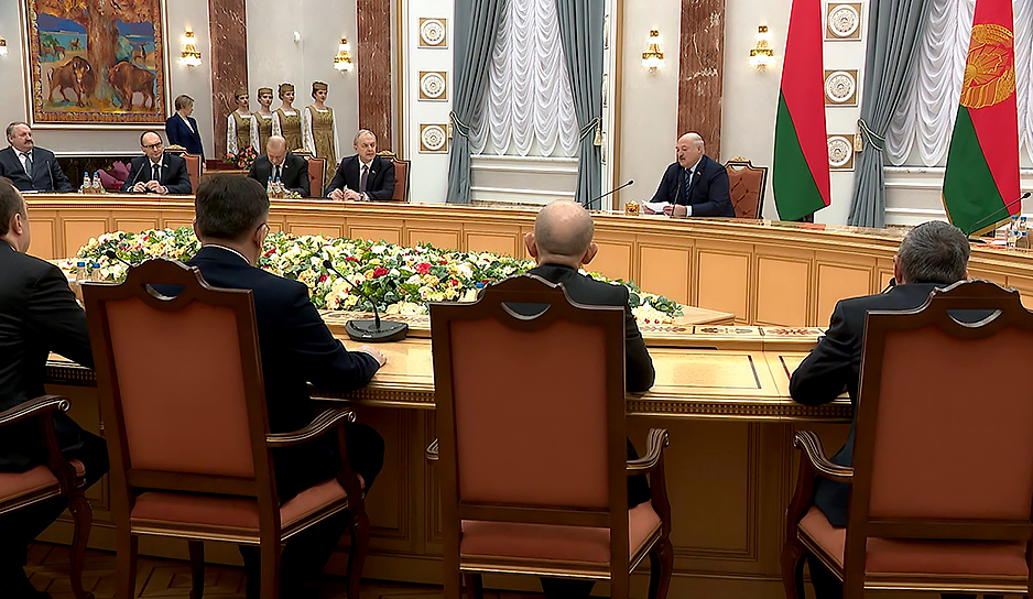 Лукашенко: Нельзя допустить, чтобы труды наших ученых стояли на полке или пылились в библиотеках