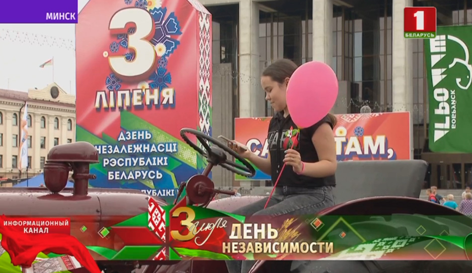 На Октябрьской площади в Минске открылась масштабная выставка "Судьба гигантов"