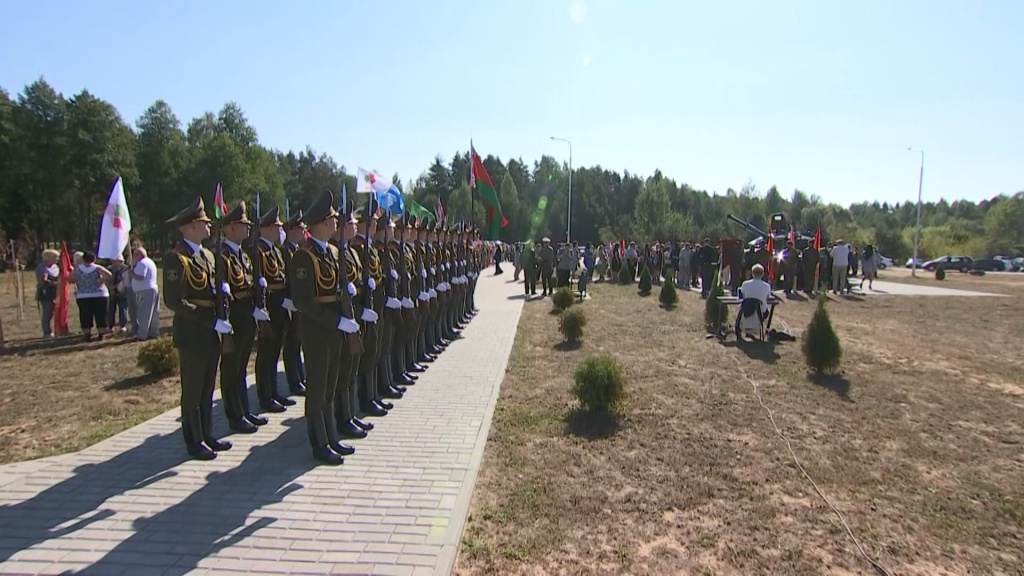 Первый экспонат - танк Т-72. Парк военной техники торжественно открыли в Чаусском районе