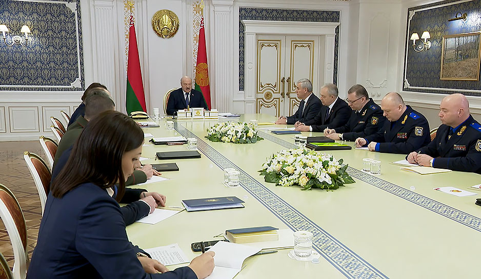 Второй шанс для беглых, порядок на дорогах, цивилизованную торговлю и "Беларусь интеллектуальную" обсудили во Дворце Независимости