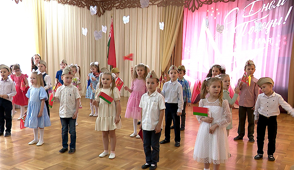 Ребята одного из детских садов Минска накануне 9 Мая читали стихи, исполняли песни и рисовали Победу