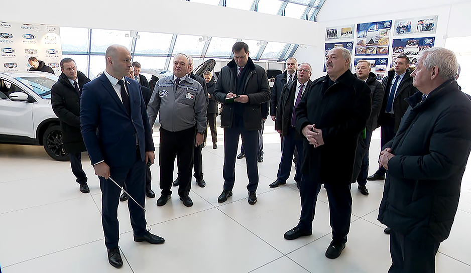 Время брать новую высоту - Президент Беларуси посетил завод "БЕЛДЖИ" и пообщался с работниками 