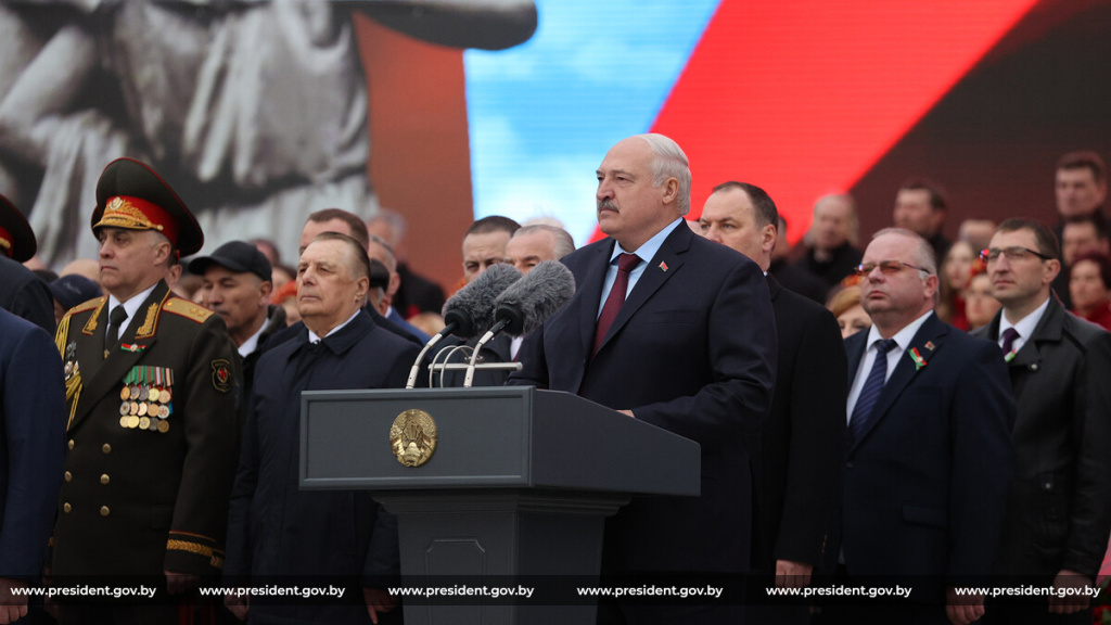 Александр Лукашенко в Минске возложил венок к монументу Победы в рамках патриотической акции "Беларусь помнит!"