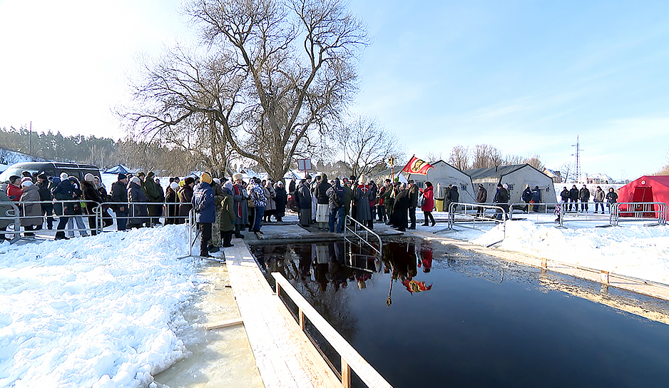 Православные верующие празднуют Крещение Господне - в храмах прошли торжественные богослужения с освящением воды