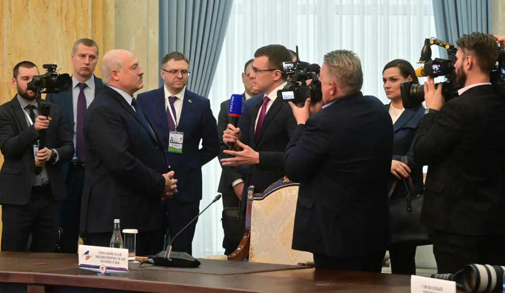 На полях саммита Александр Лукашенко дал интервью журналистам 