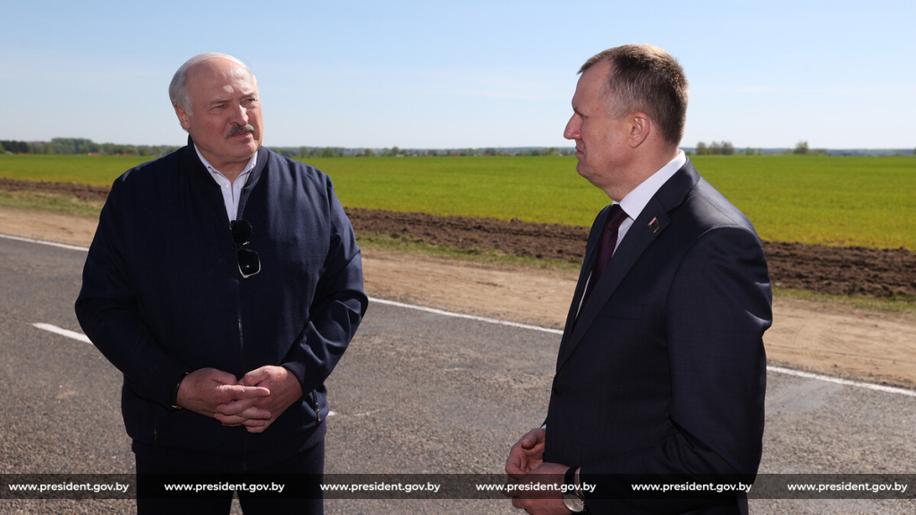 Ход аграрной кампании, белорусская техника и самые душевные люди - Президент посетил Костюковичи и пообщался с жителями