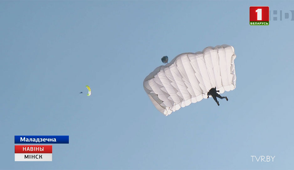 На аэродроме Хожево начался чемпионат Беларуси по классическому парашютизму
