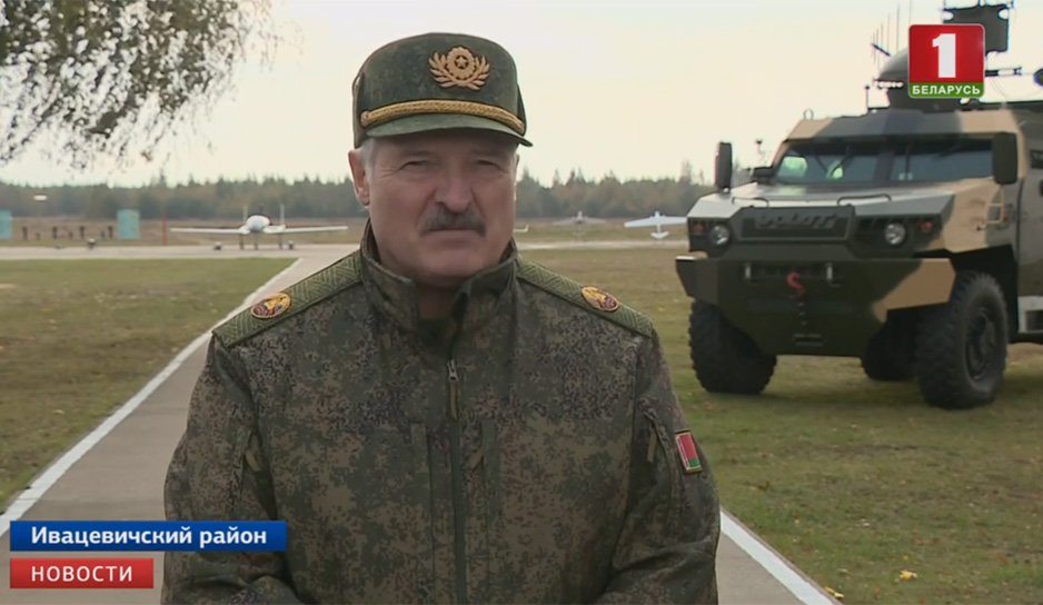 Александр Лукашенко ознакомился с образцами вооружения белорусского производства