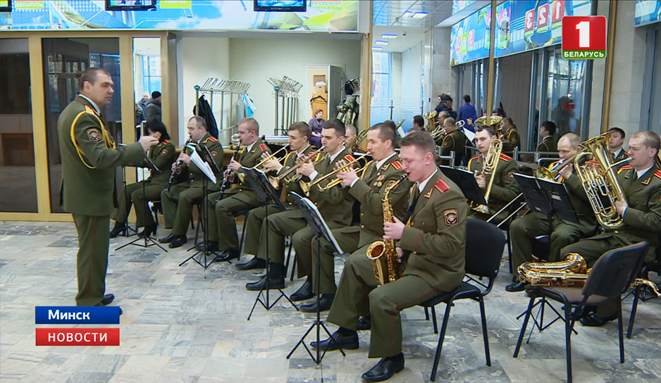 Военный оркестр поздравил мужскую половину сотрудников Белтелерадиокомпании .jpg