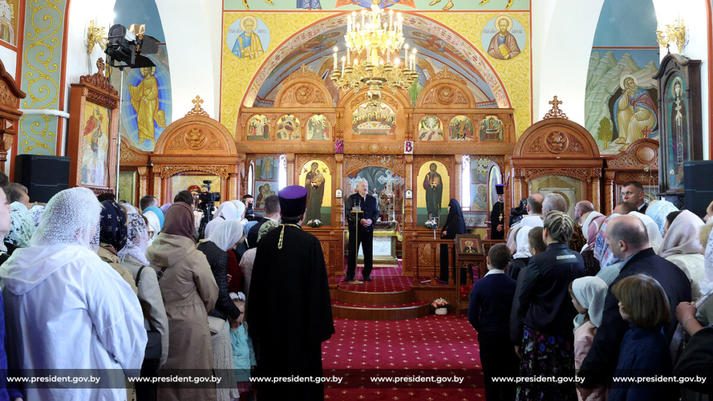 В день Христова Воскресения Президент приехал в Свято-Ильинский храм Свято-Успенского женского монастыря в Орше