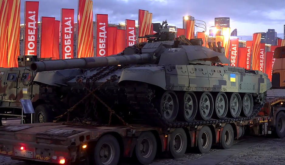 Немецкий Leopard, американский Abrams и британский Mastiff. Трофейную технику НАТО выставили на Поклонной горе в Москве