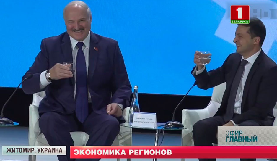 дним движением стакана с водой Александр Лукашенко и Владимир Зеленский очертили новый этап отношений