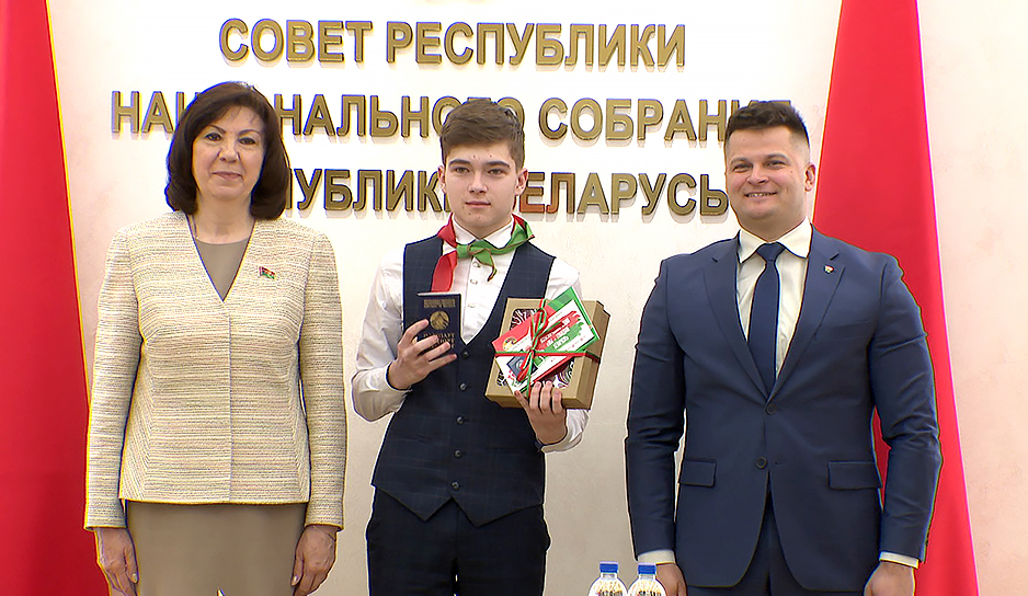 Мы - граждане Беларуси! В канун Дня Конституции в Совете Республики ребятам из разных регионов страны вручили первые паспорта 