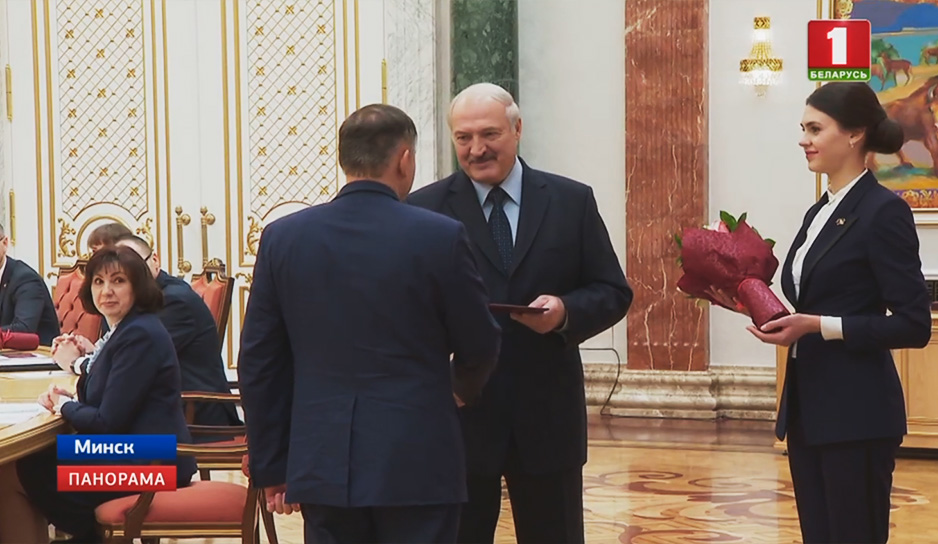 Александр Лукашенко вручил дипломы доктора наук и аттестаты профессора