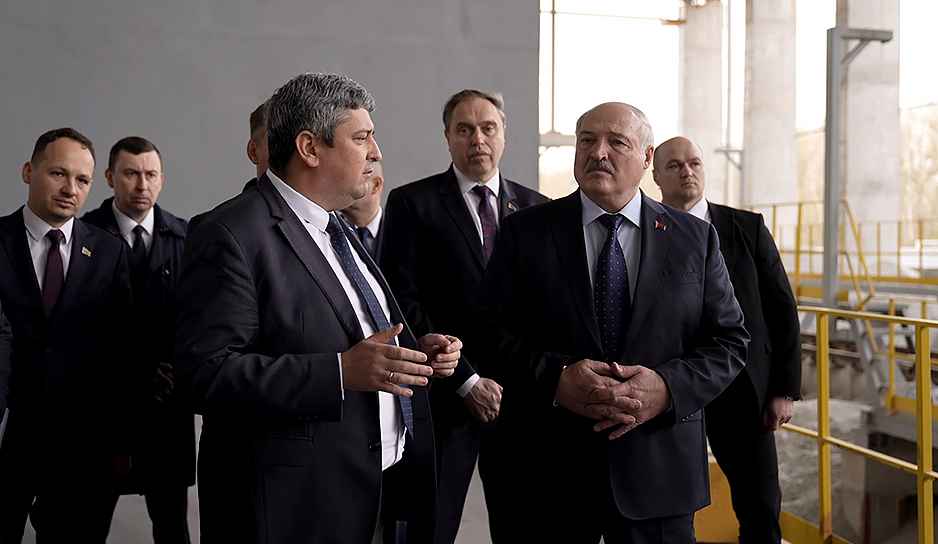 Лукашенко заложил капсулу на месте строительства горбольницы и дал добро на чудо на стекольном производстве "Аульс"