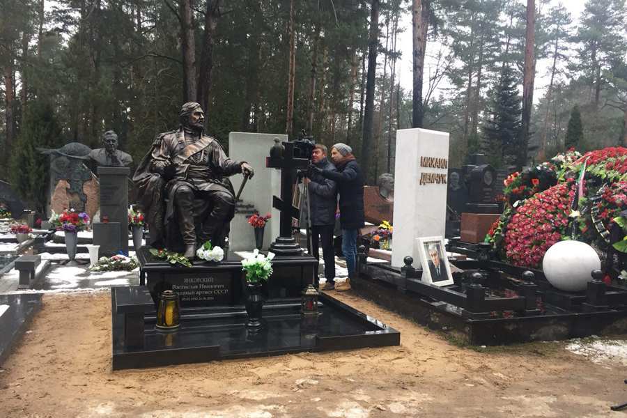 В Минске открыли памятник легенде театра и кино Ростиславу Янковскому