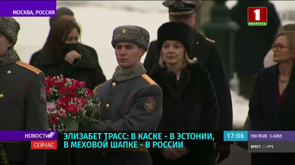 Элизабет Трасс - в меховой шапке - в России