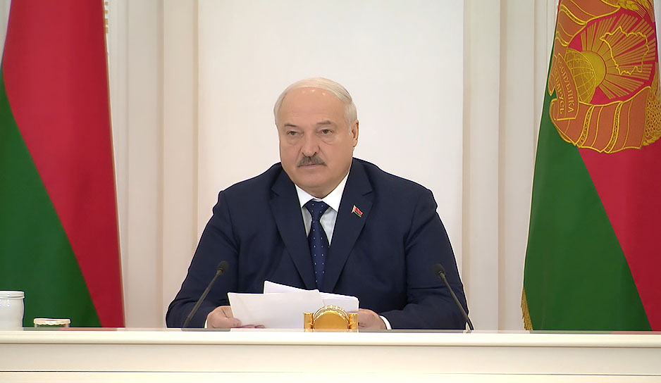 Уменьшение поголовья, увеличение падежа и снижение производства - ситуация в свиноводстве стала темой совещания у Лукашенко