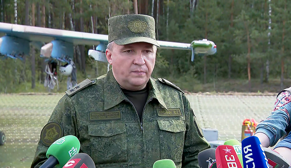 В рамках учения "Эшелон-2023" белорусские военные летчики посадили самолет на автомобильную дорогу