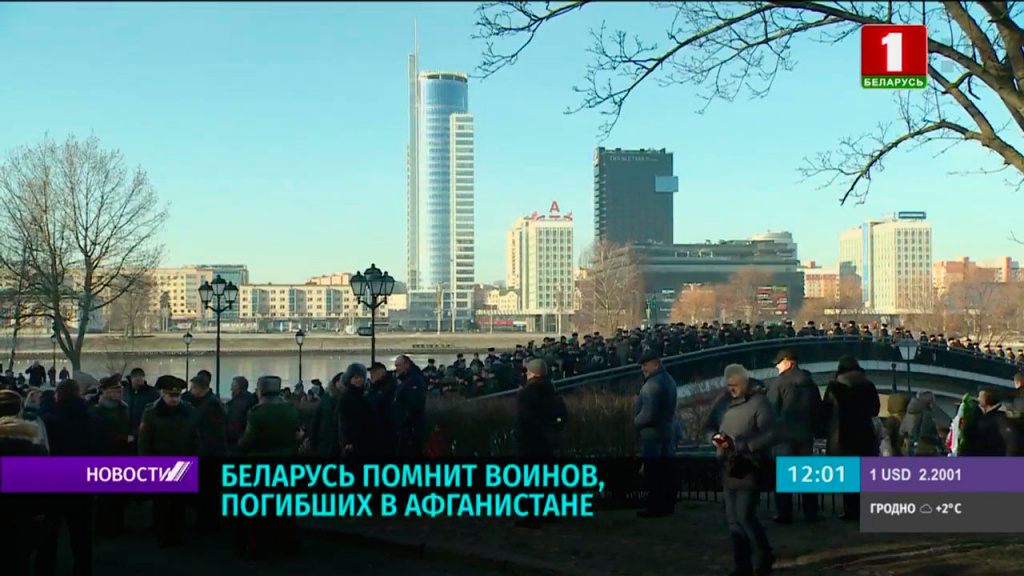 По традиции на Острове слез в Минске собрались сотни человек