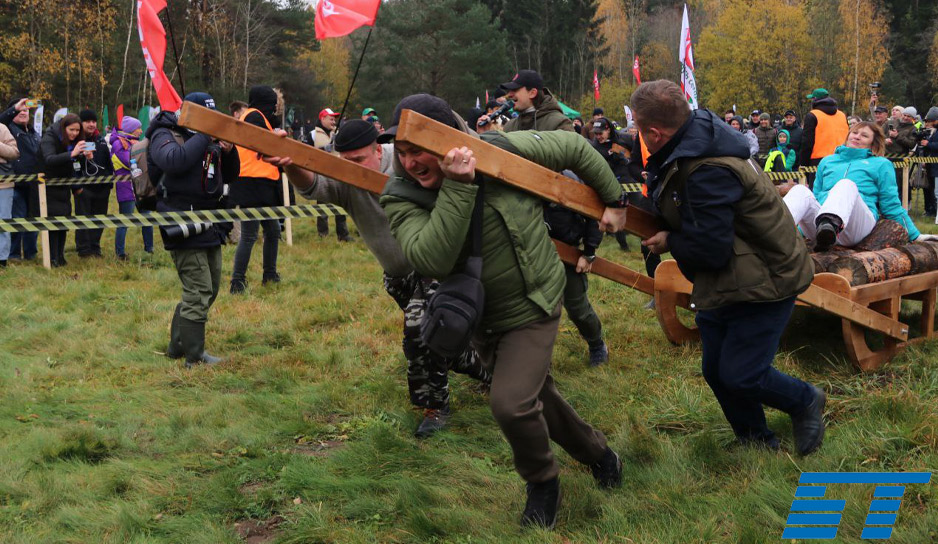 ФОТОФАКТ: Чемпионат по колке дров среди работников СМИ прошел в Минском районе