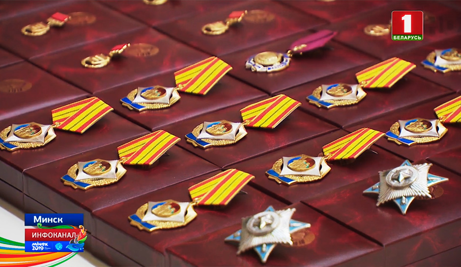 Президент вручил государственные награды выдающимся белорусам