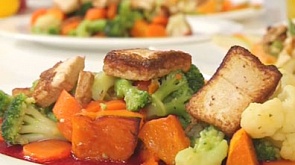 Фруктовый салат с тофу и медово-бальзамической заправкой, овощи с ягодным соусом и тофу, напиток "Для здоровья!"