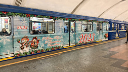 Минский метрополитен преобразился к праздникам, начали курсировать новогодние поезда