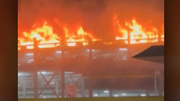 Крупный пожар в аэропорту Лондона - приостановлены полеты, сгорели не менее сотни машин