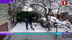 200 дворников вышли на уборку снега в Бресте