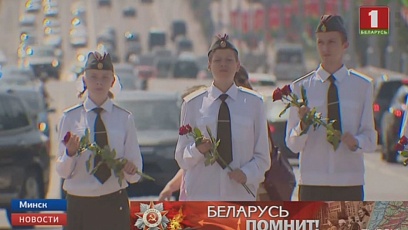 Цветы от деятелей культуры и искусства легли у Вечного огня монумента Победы