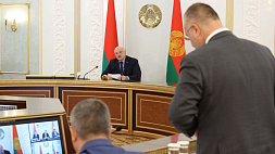 Лукашенко требует не пенять на погоду, а усердно трудиться в полях