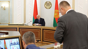Лукашенко требует не пенять на погоду, а усердно трудиться в полях
