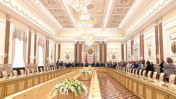 Сенаторы, представители Секретариата Совета Республики, сотрудники и студенты Академии управления посетили Дворец Независимости