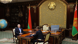 Лукашенко просит профсоюзы активно подключиться к уборочной кампании на селе и взять на контроль выплату зарплаты