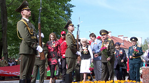 Возложение цветов, торжественный марш и песни военных лет - Гродно празднует День Победы