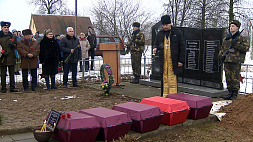 В деревне Севостьяновичи перезахоронили останки пятерых красноармейцев - почтить память героев приехали родные одного из бойцов