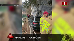 В Австрии пенсионер доверился навигатору, в итоге его машина застряла между скалой и перилами