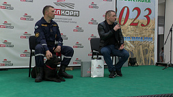 Посетители выставки "Белагро" встретились с Аскольдом Запашным и пожали лапу собаке кинологической службы МЧС