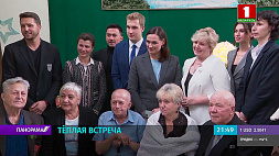 Н. Лукашенко и представители Федерации хоккея посетили дом-интернат для пенсионеров в Минске
