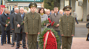 Сенаторы, члены Президиума и депутаты возложили цветы к памятнику воинам и партизанам, освобождавшим от немецко-фашистских захватчиков Барановичи