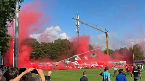 Гигантский баннер рухнул на зрителей футбольного матча в Нидерландах