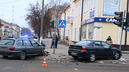 Столкновение четырех авто в Минске, ДТП в Барановичах, наезд на светофор и почему водитель из Гродно не показал водительское удостоверение 