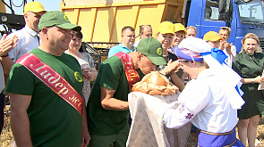 На полях Витебского района чествовали тысячников на жатве и отвозке зерна 