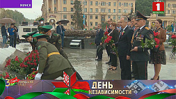 Всенародная церемония - торжественное возложение цветов состоялось на площади Победы в Минске