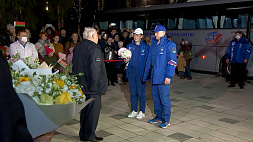 Белорусские флаги, каравай, улыбки и цветы - космический экипаж встретили в Звездном городке