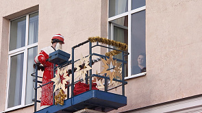 В Гродно Деды Морозы постучались в окна маленьких пациентов областной детской больницы