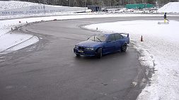 Новая зимняя забава: на автодроме в Стайках проводят гонки на спорткарах
