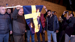 Шведы жгут Коран, а турки - шведские флаги 