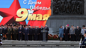 Александр Лукашенко в Минске возложил венок к монументу Победы